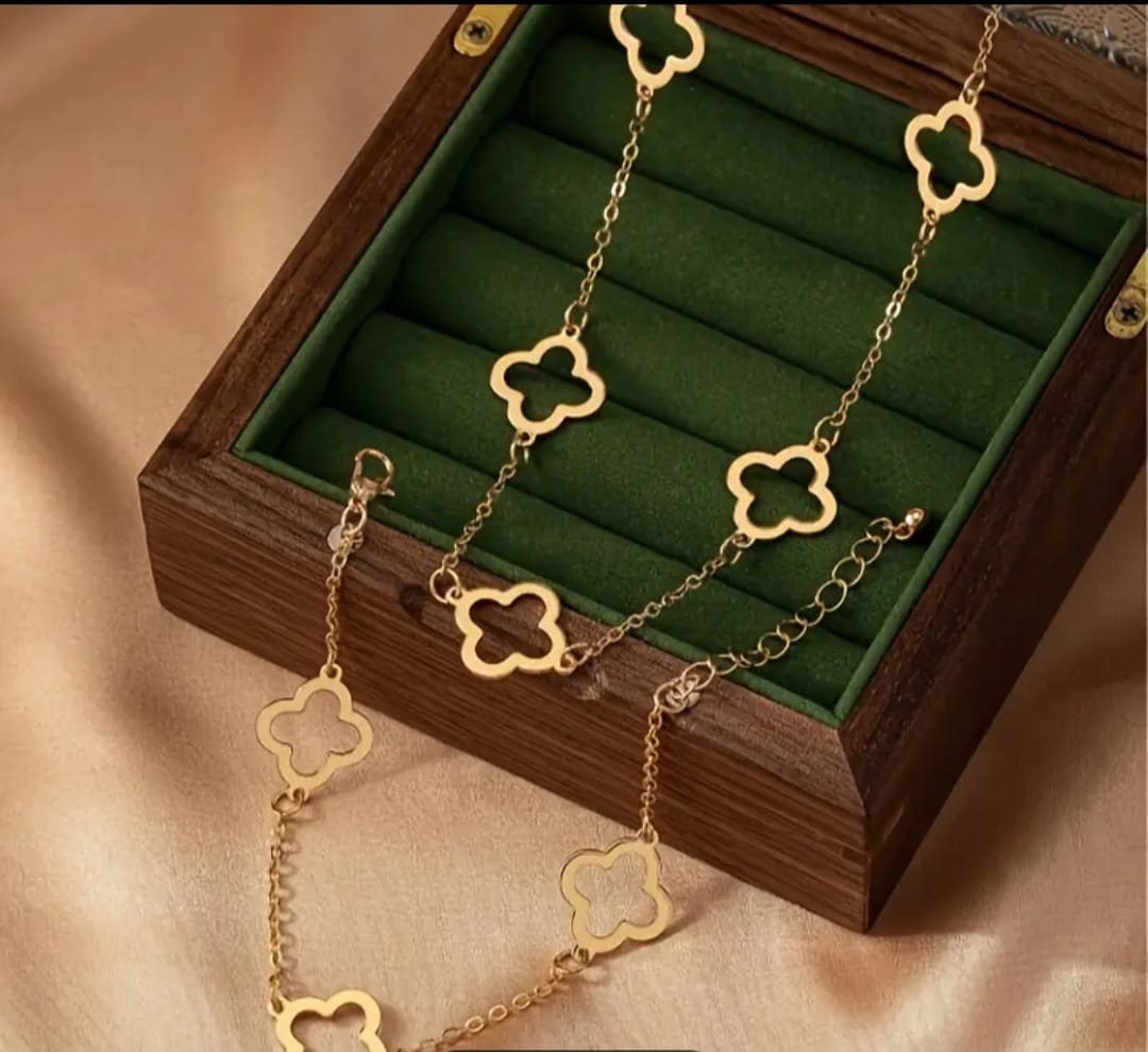 Gold outline four clover set